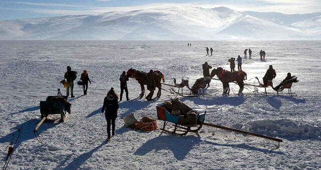 Buz Tutan Çıldır Gölü Turist Akınına Uğradı Buz Tutan Çıldır Gölü Turist Akınına Uğradı