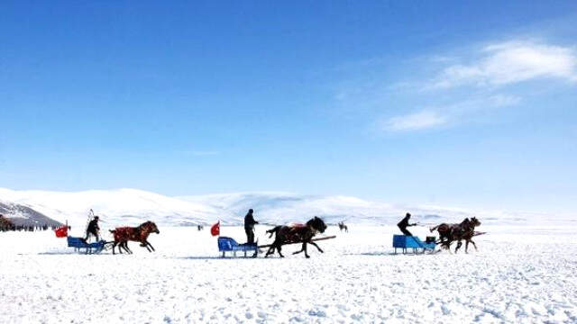 Buz Tutan Çıldır Gölü Turist Akınına Uğradı Buz Tutan Çıldır Gölü Turist Akınına Uğradı