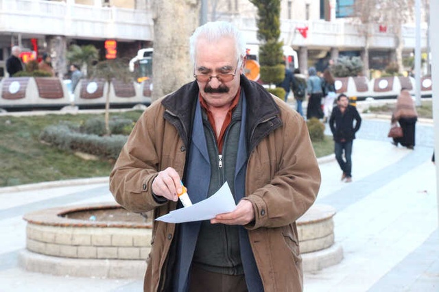60'lık Kazanova El İlanıyla Eş Arıyor: Boyum 1,90, Kilom 90, Yakışıklıyım