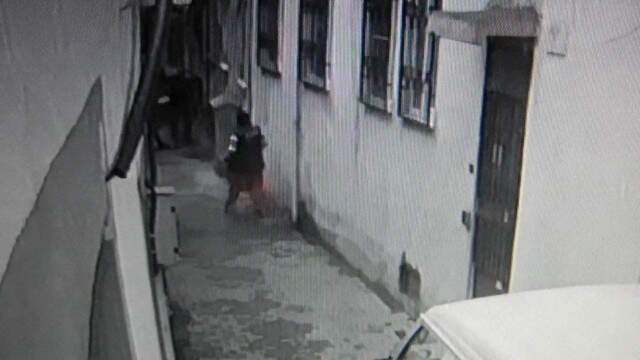 Sarhoş Adam, Kazma Sapıyla Yaşlı Komşusunu Öldüresiye Dövdü! O Anlar Kamerada