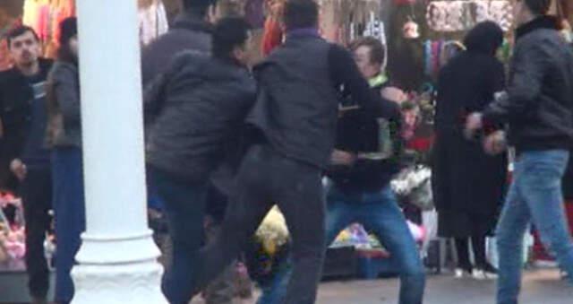 Taksim Meydanı'nda Tekme ve Tokatlı Kavga Kamerada Taksim'deki Bir Garip <a class='keyword-sd' href='/kavga/' title='Kavga'>Kavga</a>, Kamerada! Birbirlerini Dinlene Dinlene Dövdüler