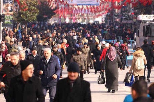 Ümraniye'de Yol Trafiğe Kapatılınca Vatandaş Caddeye Akın Etti