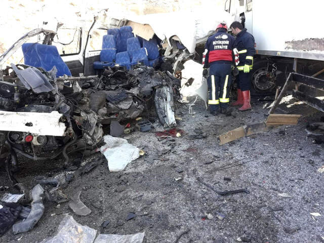 Van'ın Gürpınar İlçesinde Kamyon ile Minibüs Çarpıştı: 8 Ölü, 2 Yaralı Van'ın Gürpınar İlçesinde Kamyon ile Minibüs Çarpıştı: 8 Ölü, 2 Yaralı