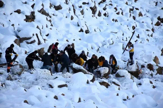 Zigana Dağı'nda Kamyonet Uçuruma Yuvarlandı: 1 Yaralı