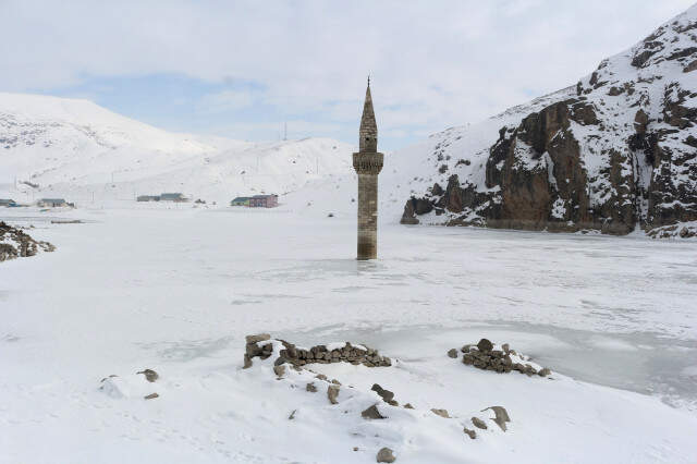 Ağrı'da Buzlar Arasında Ayakta Duran Minare, Fotoğraf Tutkunlarının Vazgeçilmezi Oldu