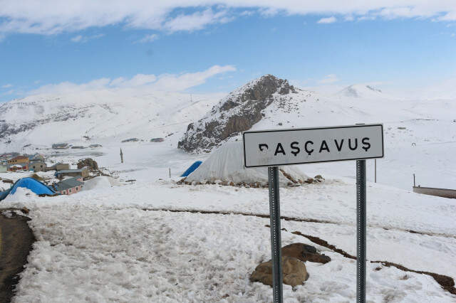 Ağrı'da Buzlar Arasında Ayakta Duran Minare, Fotoğraf Tutkunlarının Vazgeçilmezi Oldu