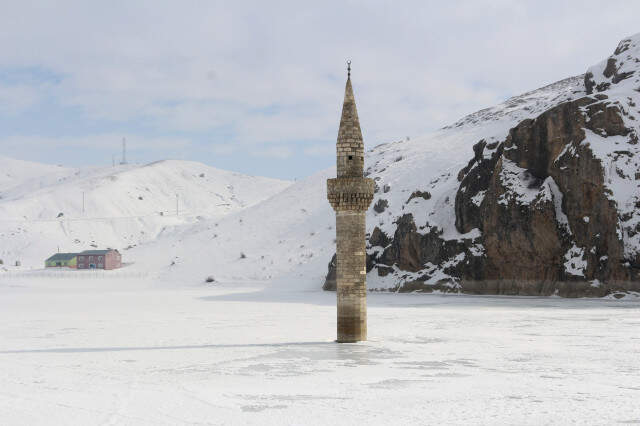 Ağrı'da Buzlar Arasında Ayakta Duran Minare, Fotoğraf Tutkunlarının Vazgeçilmezi Oldu