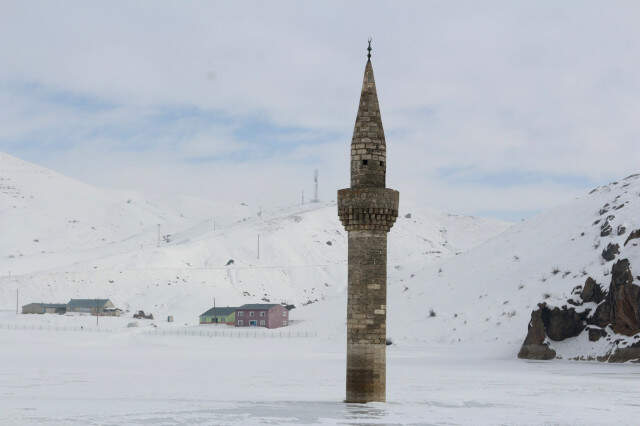 Ağrı'da Buzlar Arasında Ayakta Duran Minare, Fotoğraf Tutkunlarının Vazgeçilmezi Oldu