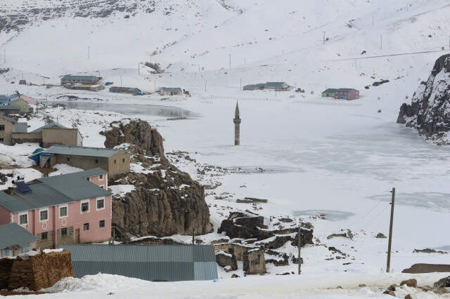 Ağrı'da Buzlar Arasında Ayakta Duran Minare, Fotoğraf Tutkunlarının Vazgeçilmezi Oldu