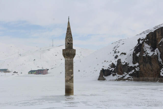 Ağrı'da Buzlar Arasında Ayakta Duran Minare, Fotoğraf Tutkunlarının Vazgeçilmezi Oldu
