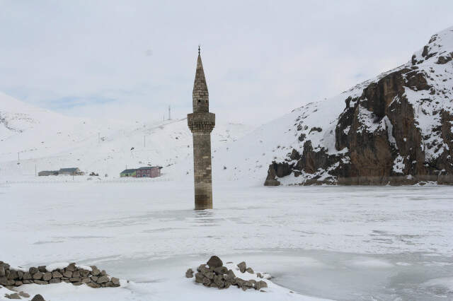Ağrı'da Buzlar Arasında Ayakta Duran Minare, Fotoğraf Tutkunlarının Vazgeçilmezi Oldu