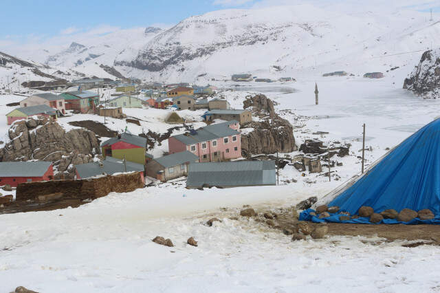 Ağrı'da Buzlar Arasında Ayakta Duran Minare, Fotoğraf Tutkunlarının Vazgeçilmezi Oldu