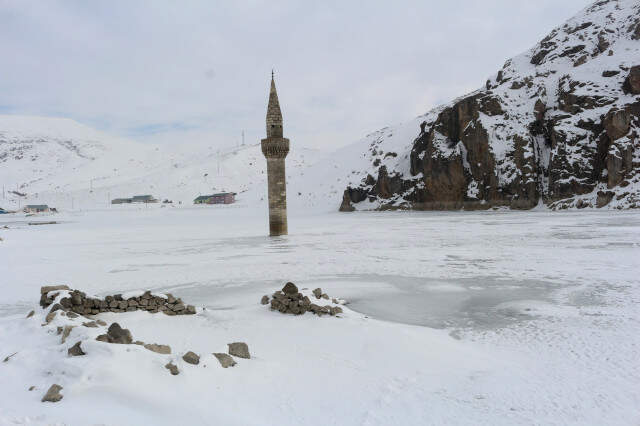 Ağrı'da Buzlar Arasında Ayakta Duran Minare, Fotoğraf Tutkunlarının Vazgeçilmezi Oldu