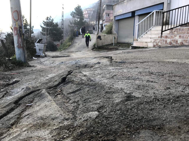 Bina İnşaatı Mahalleyi Çatlattı, Felaketin Boyutu Gün Ağarınca Ortaya Çıktı