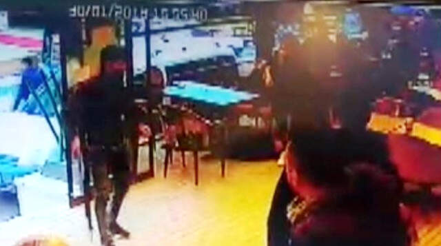 Dehşet Anları Kamerada! Magandalar Pompalıyla Mekan Basıp Genç Kızı Başından Yaraladı
