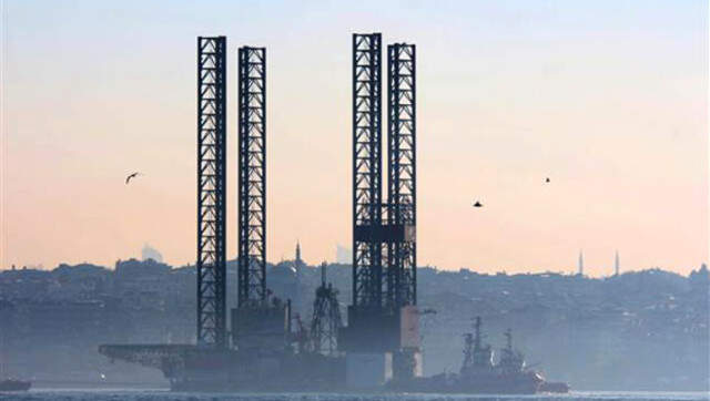 Dev Petrol Platformu, İstanbul Boğazı'ndan Geçemedi