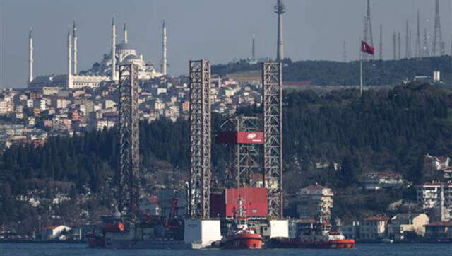 Dev Petrol Platformu, İstanbul Boğazı'ndan Geçemedi