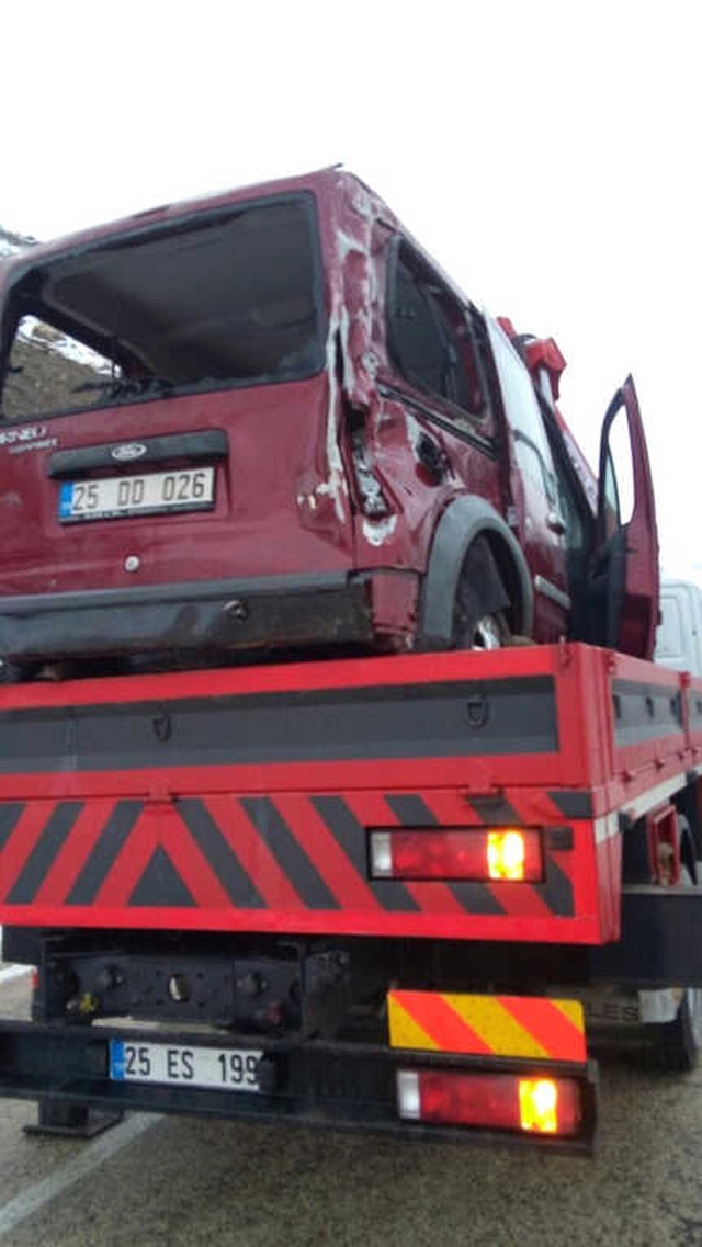 Kamyonet Aras Nehri'ne Uçtu, Araçtaki 4 Kişi Yüzerek Kurtuldu