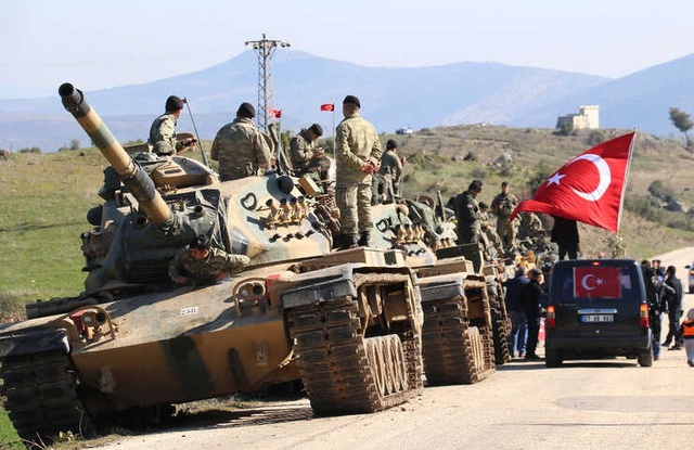 Tanklar, Havadan Bombalanan Darmık Dağı'na Girmek İçin Emir Bekliyor