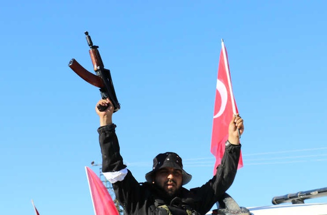 Tanklar, Havadan Bombalanan Darmık Dağı'na Girmek İçin Emir Bekliyor