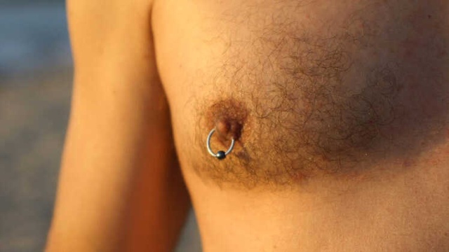 Galler 18 Yaş Altındakilere Dil, Göğüs Ucu ve Cinsel Organ Piercingini Yasakladı