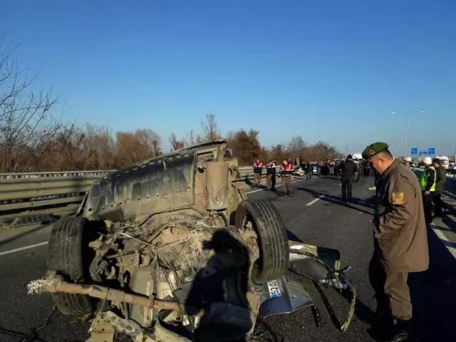 Karşı Yola Dalan Araç, Otomobille Kafa Kafaya Çarpıştı: 2 Ölü