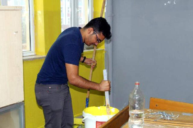 Silopi'de Öğretmenler, Yarıyıl Tatillerini Sınıfları Boyayarak Geçirdi