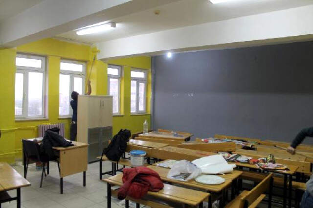 Silopi'de Öğretmenler, Yarıyıl Tatillerini Sınıfları Boyayarak Geçirdi