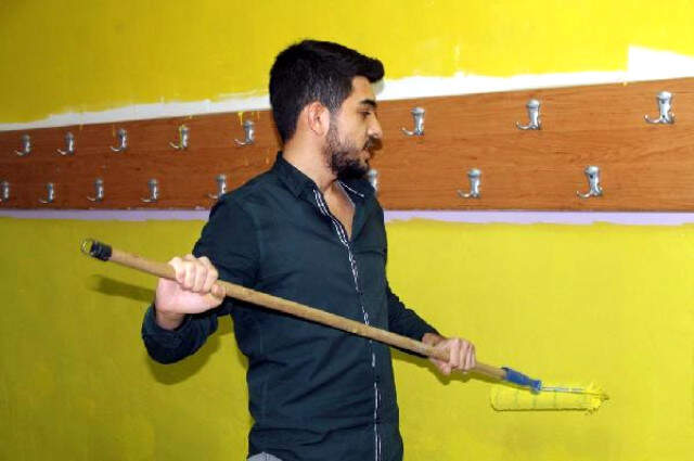 Silopi'de Öğretmenler, Yarıyıl Tatillerini Sınıfları Boyayarak Geçirdi