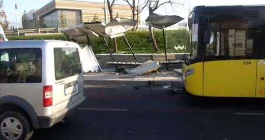 Üsküdar'da Feci Kaza! Yolcu Otobüsü Durağa Daldı: 3 Ölü, 5 Yaralı