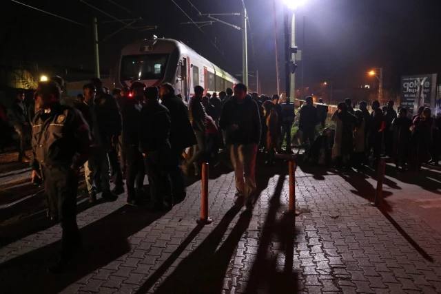 Adana'da Yolcu Treninin Çarptığı 2 Genç Öldü, Şehir Meydanı Karıştı