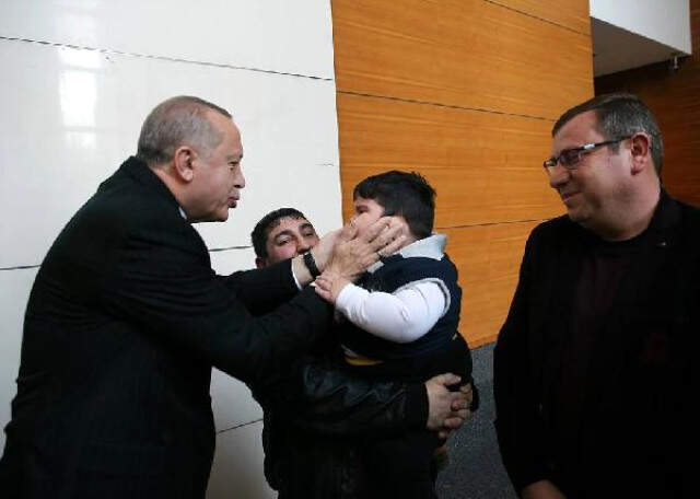 2 Yaşında 29 Kilo Olan Yağız, Cumhurbaşkanı Erdoğan'la Buluştu 2 Yaşında 29 Kilo Olan Çocuk, Cumhurbaşkanı Erdoğan'la Buluştu