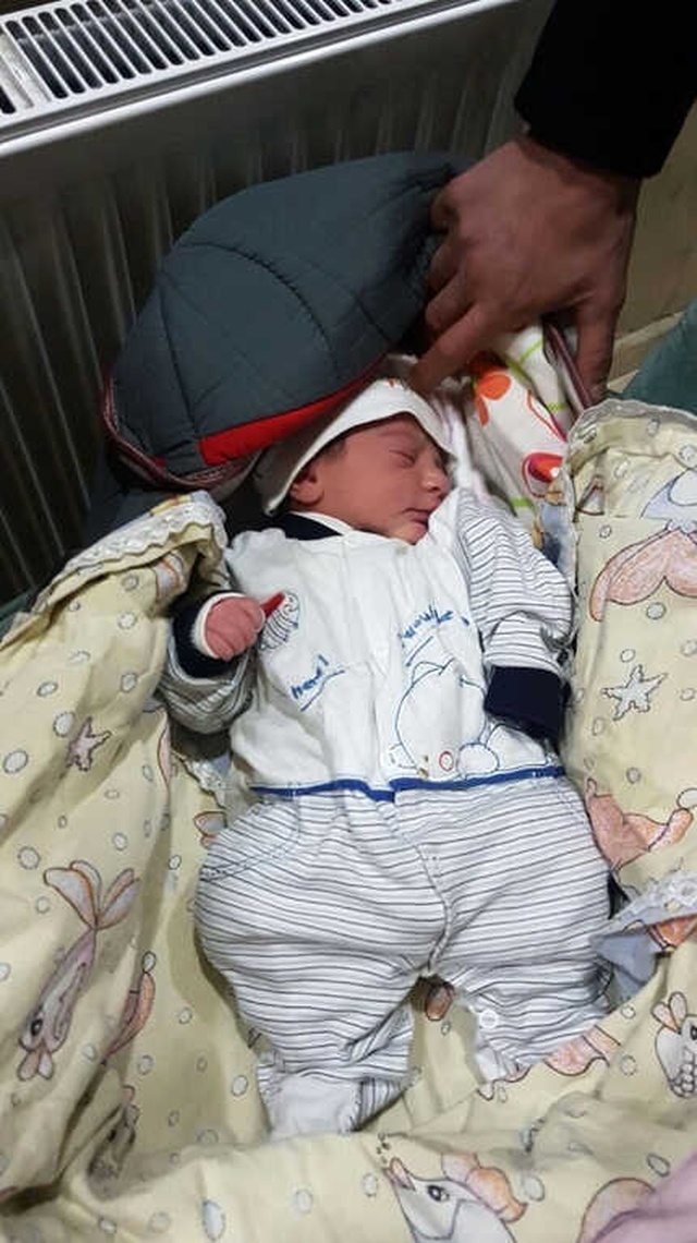 Elazığ'da Bebeği Otomobil Üzerine Bırakıp Kaçtılar
