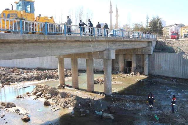 Erzurum'da Telef Olan Koyunları Çaya Atan Besici Gözaltına Alındı Erzurum'da Telef Olan Koyunları Çaya Atan Besici Gözaltına Alındı
