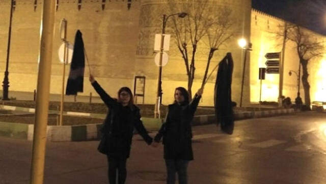 İran'da Başörtüsünü Çıkaran 29 Kişi Tutuklandı İran'da Başörtüsünü Çıkaran 29 Kadın Tutuklandı