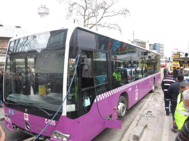 Kadıköy'de Otobüs Tramvay Yoluna Girdi: Tramvay Seferleri Durduruldu Kadıköy'de Otobüs Tramvay Yoluna Girdi, Tramvay Seferleri Durdu