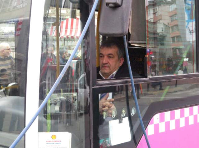 Kadıköy'de Otobüs Tramvay Yoluna Girdi: Tramvay Seferleri Durduruldu Kadıköy'de Otobüs Tramvay Yoluna Girdi, Tramvay Seferleri Durdu
