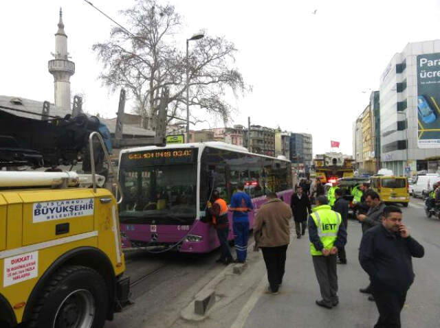 Kadıköy'de Otobüs Tramvay Yoluna Girdi: Tramvay Seferleri Durduruldu Kadıköy'de Otobüs Tramvay Yoluna Girdi, Tramvay Seferleri Durdu