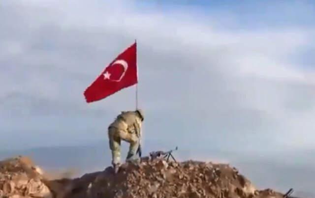 Afrin Operasyonunda Teröristlerden Temizlenen Darmık Dağı'na Türk Bayrağı Dikildi