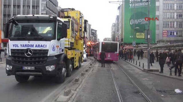 Kadıköy'de Otobüs Tramvay Yoluna Girdi, Tramvay Seferleri Durdu