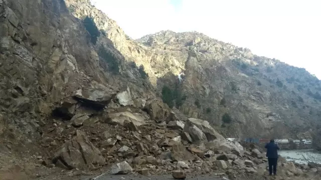 Artvin-Ardahan Karayolu Heyelan Nedeniyle Ulaşıma Kapandı