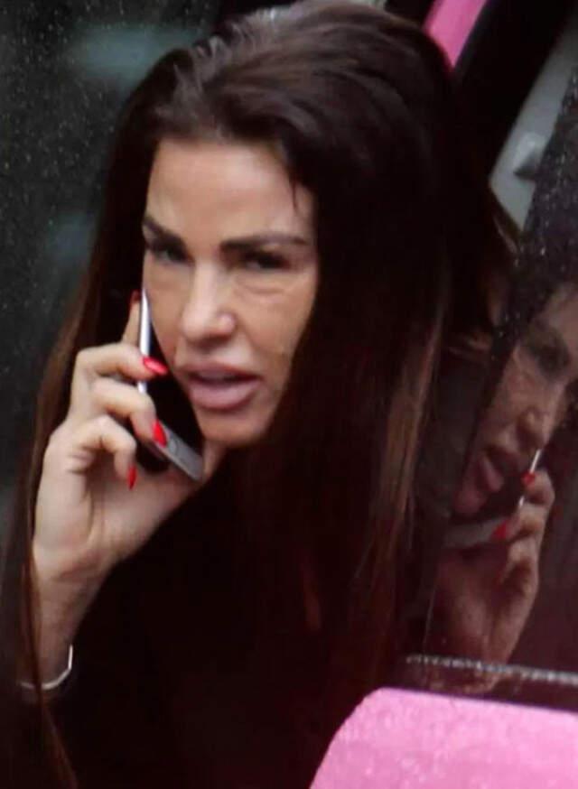 Bir Dönemin Gözde İsmi Katie Price, Estetik Cerrahının Kurbanı Oldu