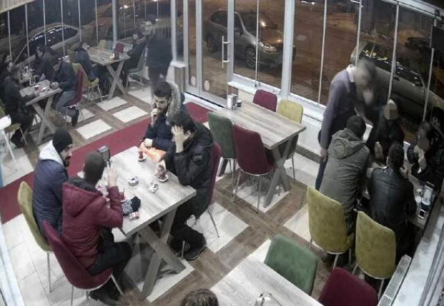 Polis, Kokoreççide Garsonu Tokatladı, İş Yeri Sahibine Tabanca Doğrulttu