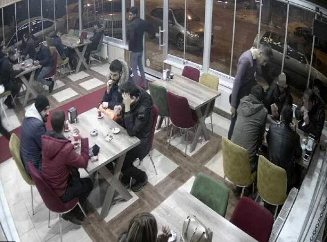Polis, Kokoreççide Garsonu Tokatladı, İş Yeri Sahibine Tabanca Doğrulttu