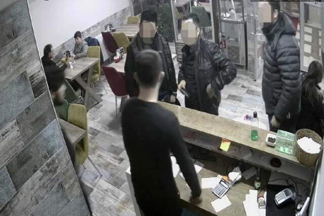 Polis, Kokoreççide Garsonu Tokatladı, İş Yeri Sahibine Tabanca Doğrulttu