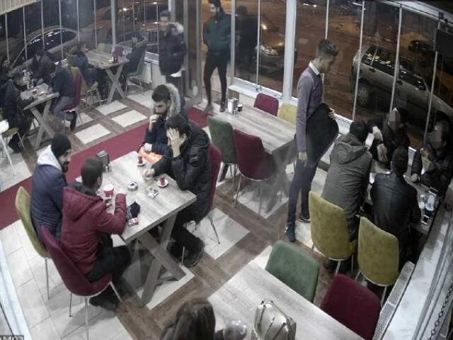 Polis, Kokoreççide Garsonu Tokatladı, İş Yeri Sahibine Tabanca Doğrulttu