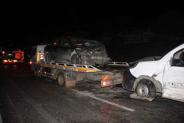 TEM Otoyolunda Zincirleme Trafik Kazası: 12 Yaralı TEM Otoyolunda Zincirleme Trafik Kazası: 12 Yaralı
