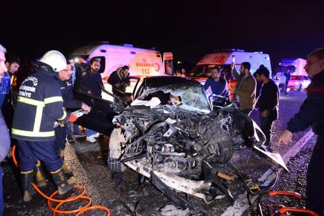 Gaziantep'te Kontrolden Çıkan Otomobil TIR'a Çarptı: 2'si Ağır 6 Yaralı