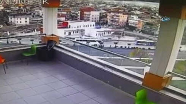 Minibüsün Altında Kalan Genç Kadın Yaşam Mücadelesini Kaybetti