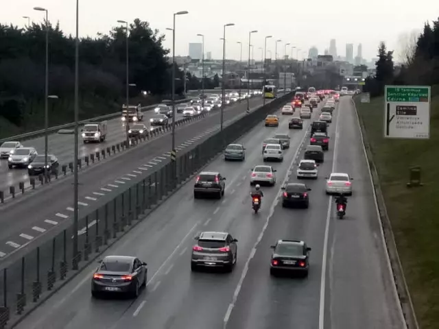 İstanbul'da Sömestr Tatili Dönüşü Trafik Yoğunluğu Yaşandı